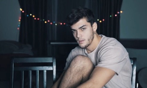 dolantwinsfeet: You were minding your own business at this small party but when Grayson came out fro