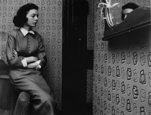 ringsofslattern:tamburina: Garry Winogrand, New York City, 1954