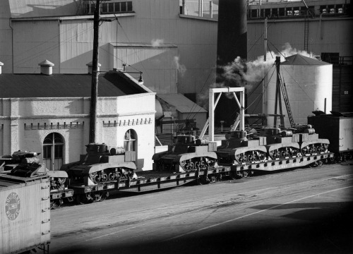 southernpacificlines: Southern Pacific train carrying M3A1 Stuart light tanks past the Grove Street 