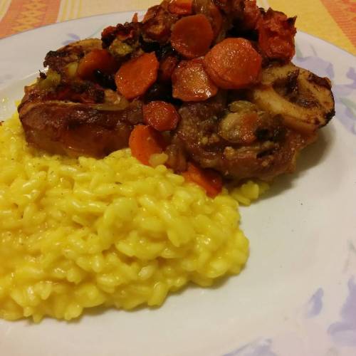 cancionmorena:unoetrino:#nofilter Risotto & Ossobuco #lombardiasbavavo già alla foto della carne