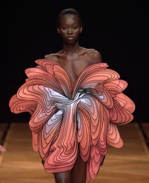 driflloon: subah koj @ iris van herpen ss19