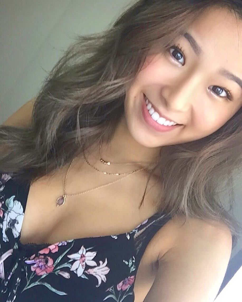 sgrubking:  stunning gorgeous lady. the only straw she should be sucking from is