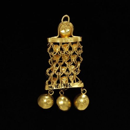 76945-costume-since-antiquity: Pendant, gold, set with plasma cameos of heads of children and glass 