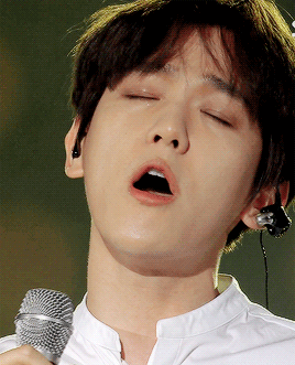 tipannies:   baekhyun singing beautifully like rain, like music 