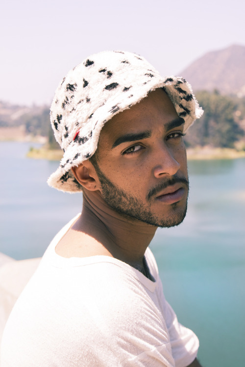 summerdiaryproject:   CYLE PHOTOGRAPHED AT LAKE HOLLYWOOD RESERVOIR, CALIFORNIA BY LLOYD PURSALL DISCOVER MORE ON INSTAGRAM @LLOYDYPURSALL + @ZINI.ZINI  The Summer Diary Project.  Follow us on Facebook + Instagram + Twitter 