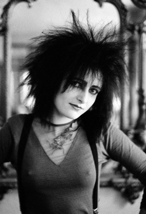 bastardbaudelaire:  legiont:SIouxsie  Siouxsie’s hair isn’t the only thing thats