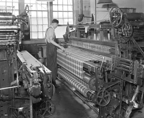  Operating the loom - Pendleton Woolen Mills, July 1940.Delano Collection, Org. Lot 980, #559  