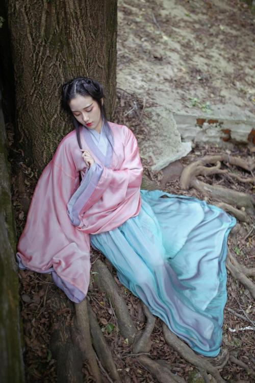 司南阁 traditional chinese fashion, hanfu | type: 交领齐腰襦裙jiāolǐng qíyāo rúqún (crossing collar waist-hig