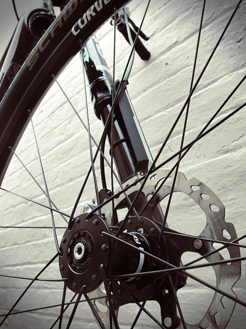curvecycling:  Curve’s lefty front wheel.#lefty #cannondale