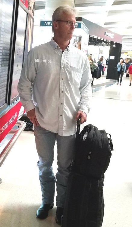 dilferotica:Still toned and tight body hidden under the baggy shirt.