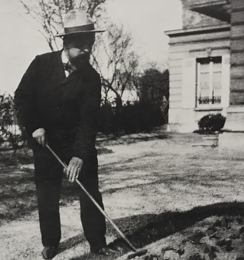 composersdoingnormalshit:Claude Debussy gardening.