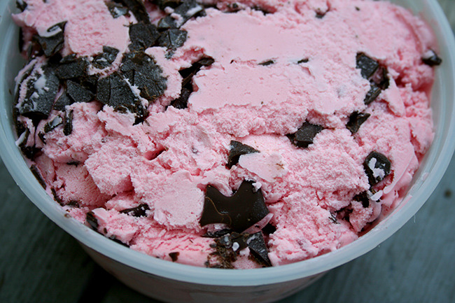 foodffs:  Roll With It: How To Make An Ice Cream Roll Cake Follow for recipes Get