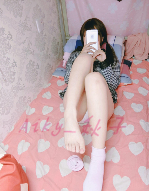 aki99520: 第一次来汤呢~ 希望小哥哥喜欢我的短腿~ 可以关注我的新微博@Aiky_秋子 么么哒
