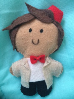 gallifreyanturtles:  gallifreyanturtles:  This is the 11th Doctor plush I made for Kyle for his birthday this year and since our “donation” idea didn’t work too well, would anyone actually buy these if I made them? The face is slightly shitty but