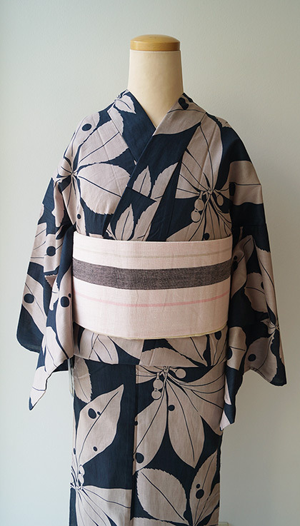 Very refined outfit with autumnal motif of mushikui (worm-eaten) yatsude (paperplant) leaves