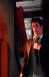 theflashdaily:  ‘So how does a superhero get ready for a date?Same as everybody