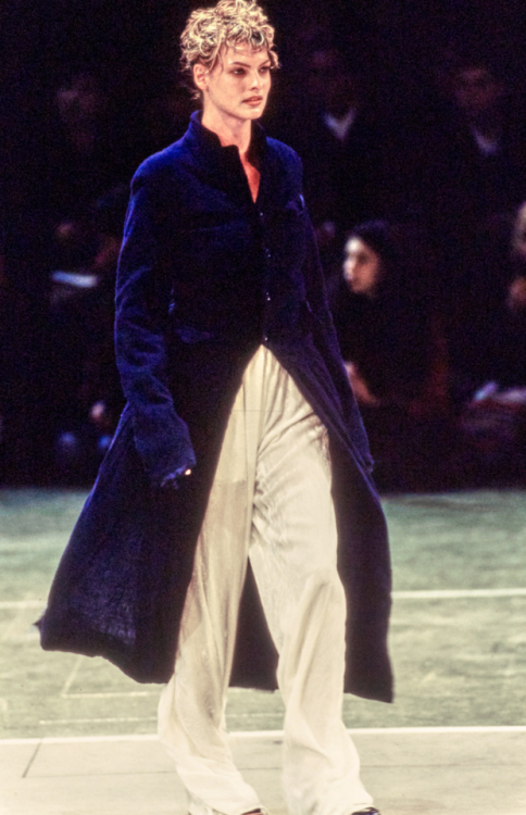 rowdyism: Comme des GarçonsFall 1994 RTWModel: Linda EvangelistaPhoto: Condé Nast Arch