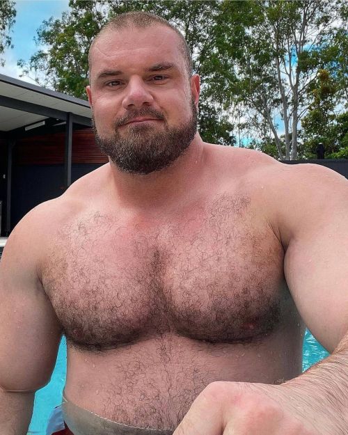 musclesandbulges: @badxo88 #musclebear #strongbear #strongman #bearsofinstagram www.instagra
