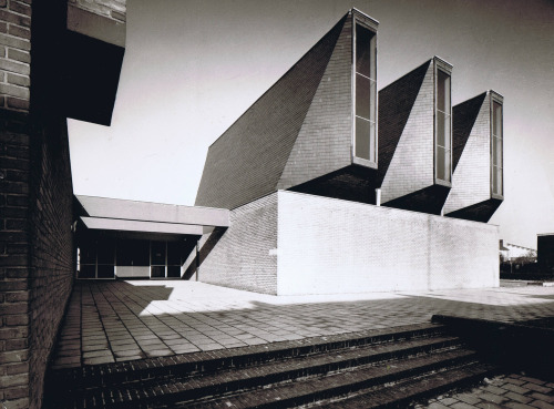 germanpostwarmodern:
“ Church and Community Center “De Ark” (1967) in Schaesberg, the Netherlands, by Peter Sigmond
”