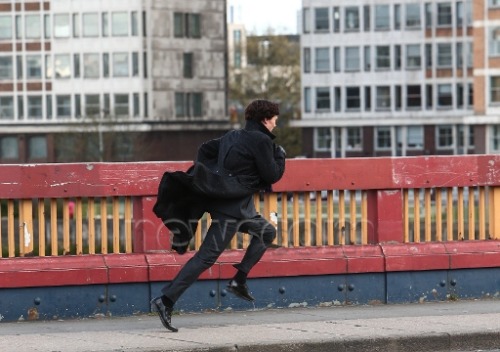 ppq-1:Benedict Cumberbatch films a scene for the new series Sherlock on Vauxhall Bridge 27 Apr 2016 