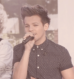  One Direction performs “Little Things” (c) 