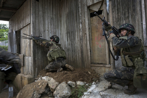 militaryarmament:Philippine Soldiers and Marines clearing the streets of Marawi city of ISIS-linked 