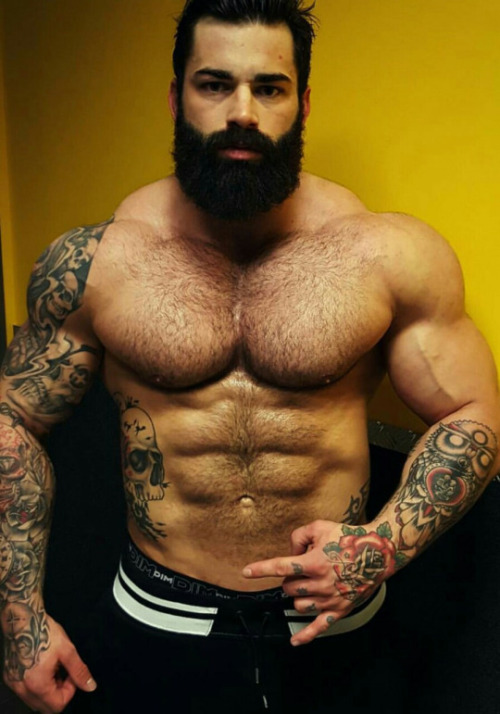 bearmuscleworship: He’s perfect