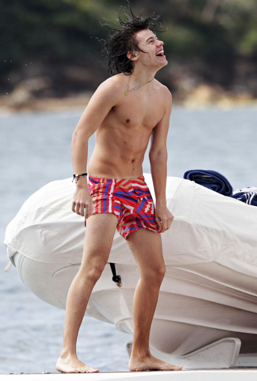 kylerfey: malecelebsandporn: Harry Styles Get those shorts off, baby.
