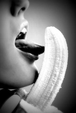pelvicando:  Seguí practicando con la banana pero no te creas que es igual.  eroticbwphotography:  i ❤ bw photography   