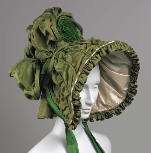 Woman’s bonnet. Americanabout 1830. Woman’s green silk hat with wide poke bonner brim and high