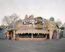 itscolossal:  Photographs of Empty and Abandoned Amusement Parks Explore China’s Architecture of Leisure 