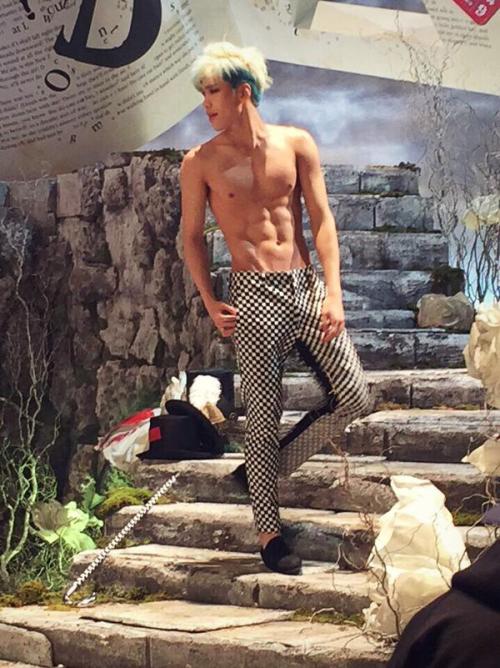 youngmineekkeo: [150310] @G_BoyFriend #보이프렌드 #BOUNCE MV filming site paparazzi! We’re revealing#Hyunseong’s fantastic abs that outshines CG! Please confirm it in the MV right now! #BOYFRIEND #바운스 trans: youngmineekkeo/@beatrooot |