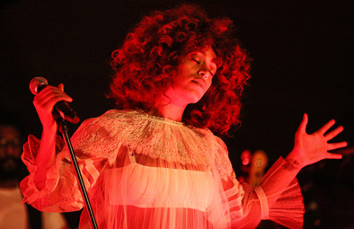 music-daily:Solange performs at the Christian Dior Cruise 2018 Runway Show at the Upper Las Virgenes