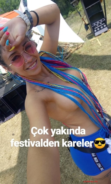 İstanbullu Ceyda. Kamp yapmayı ve sokakta sevişmeyi çok seviyor.Devamı için : Tür