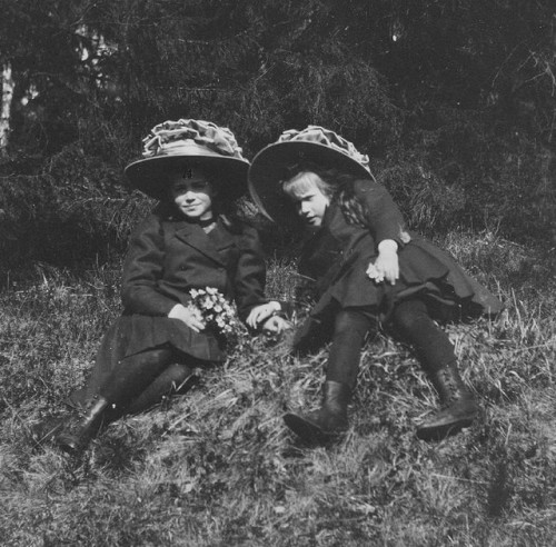 thelastromanovsofrussia:OTMA with Alexandra and Anna Vyrubova on a walk - 1908