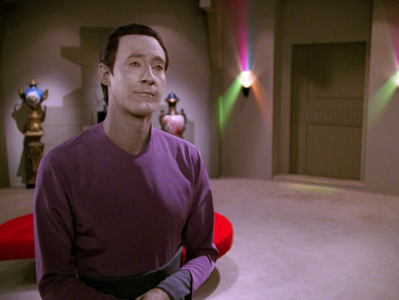 amethyst-soong:Data trying to smile like the Mona Lisa. 