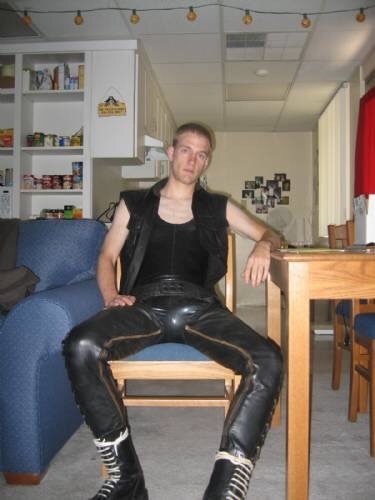 punkerskinhead:  horny leather skinhead 