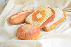 kawaiiteatime:  bread pouches 