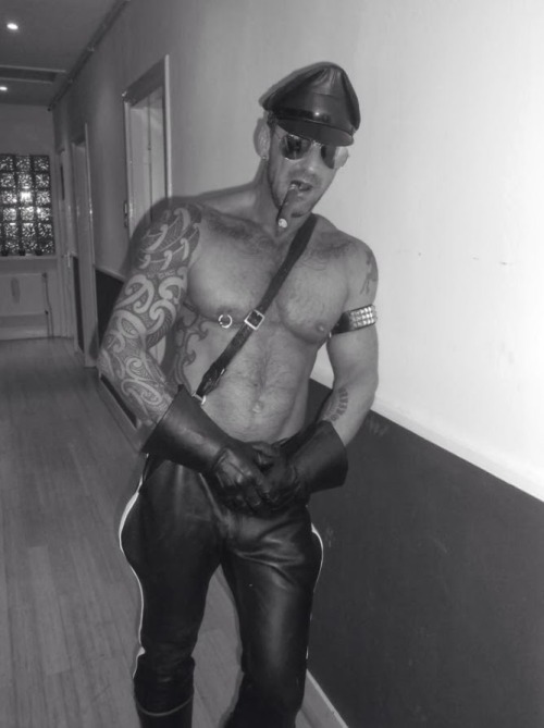 everythingthatexcitesme:  Hot leatherdude 