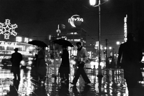 People walk in the rain at Ginza district on January 29, 1957 in Tokyo, Japan