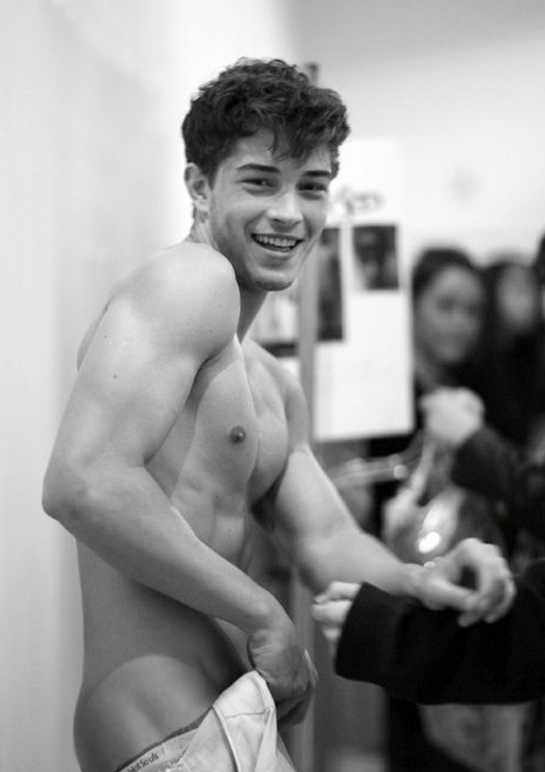 guys-without-shirts:  Hotties Without Shirts!!!!