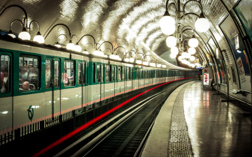 kevinrauzyphotographie:  .metro.                                              click on the picture to see more 