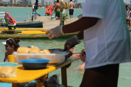 Da série “Tem muito Brasil”: Piscinas naturais de Pajuçara, em Maceió. Trabalho para uns