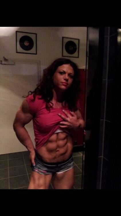 icecold-40:  Oanas.. abs.. So sexy