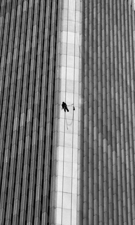 vintageeveryday: Vintage photographs captured ‘Human Fly’ George Willig climbing the World Trade Cen