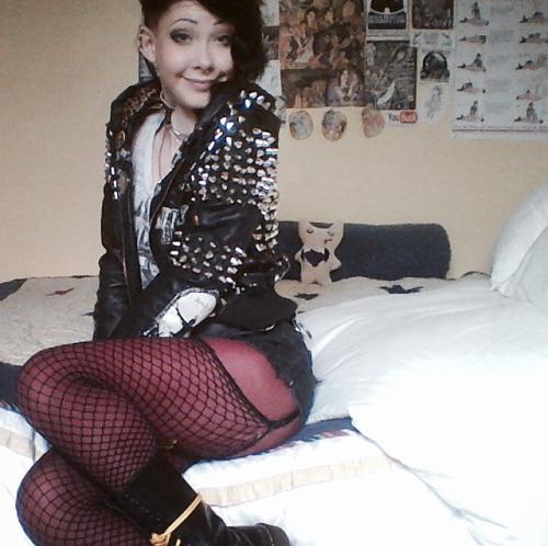 you-will-rebel-to-any-thing:  I’m your pogo girl! 