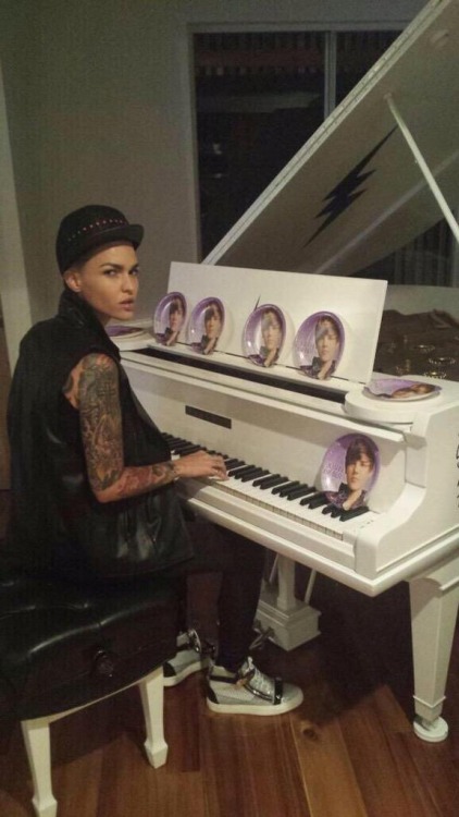 keeping-up-with-bieber:  @justinbieber: @RubyRose nice piano