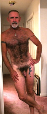 Would love to meet such a hairy, sexy man as this - WOOF
