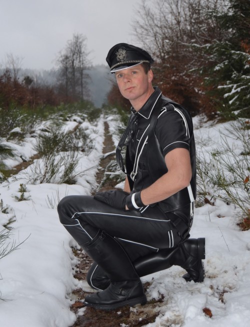 leathermaster-sadique: Leatherstudx in very tight full leathers. He is als member of Bluf Leatherclu