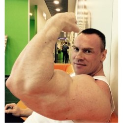 keepemgrowin:  Pure, flexed biceps…jjsmithmg: